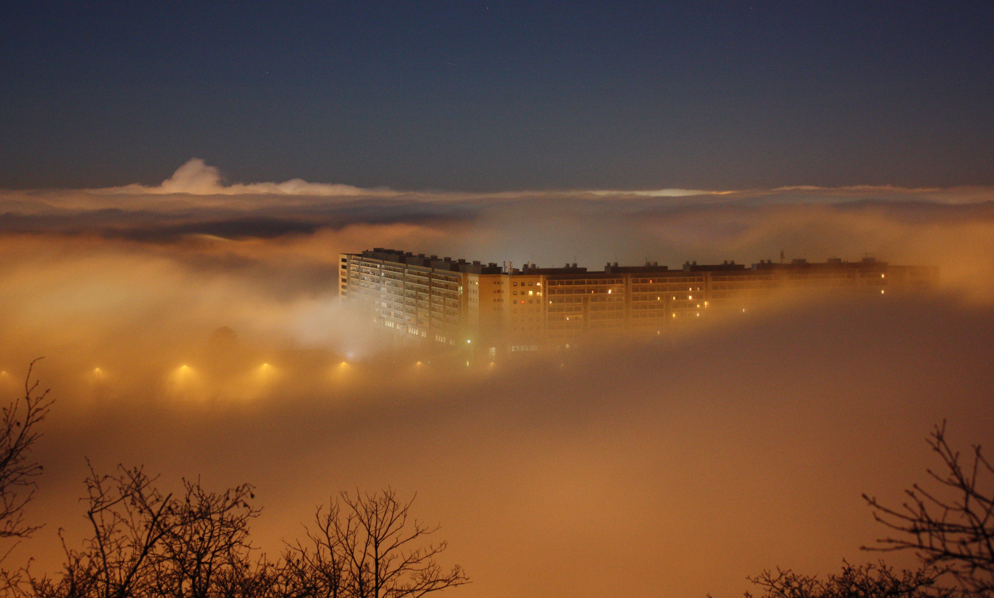 Город туман вечер. Город в тумане. Туманный город. Туман над городом. Город вечером туман.