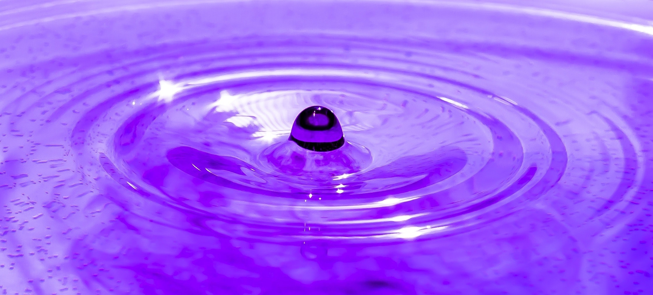 Фиолетовая вода почему. Круги на воде. Фиолетовая вода. Фиолетовая жидкость. Фиолетовая вода фон.